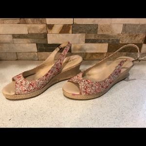 Like new naturalized floral espadrille size 8